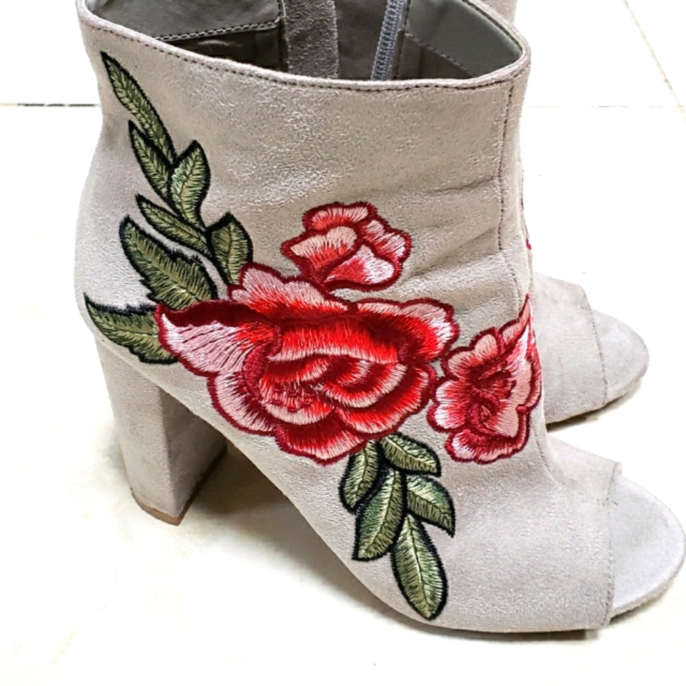 Open toe rose embroidered boot